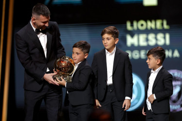 El argentino Lionel Messi está acompañado en el escenario por sus tres hijos después de ganar el Balón de Oro 2023 durante la ceremonia del Balón de Oro 2023 en el Teatro du Chatelet de París.