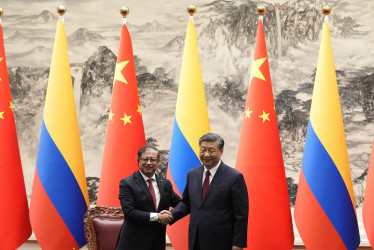 El presidente de la República de Colombia, Gustavo Petro (izquierda), visitó en Pekín a su homólogo de la República Popular China, Xi Jinping.