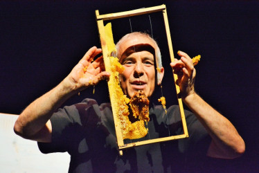 La miel no caduca de la compañía teatral Ibuprofeno Teatro, en el teatro de la Universidad Nacional. La apicultura es el hilo conductor para hablar de un tema tan actual como el cambio climático.