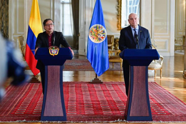 El presidente de Colombia, Gustavo Petro (izquierda), y el presidente de la Corte Interamericana de Derechos Humanos (CorteIDH), Ricardo Pérez Manrique, en Bogotá. 
