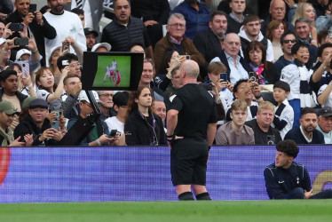 El VAR dio por válido el gol del colombiano Luis Díaz tras la revisión, pero en una mala comunicación entre los árbitros se reanudó el juego entre el Tottenham y el Liverpool dando por sentado que la anotación estaba inhabilitada por fuera de lugar.