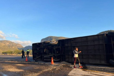 Un autobús con 55 migrantes se volcó en una carretera en Oaxaca, estado del sur de México. 