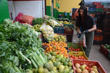 La inflación ha afectado los precios de las frutas y verduras en la Plaza de Mercado de Manizales, informan los vendedores. La mora, el mango, la piña, el tomate y el repollo, están entre los productos más encarecidos.