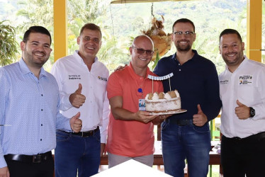 Al director de la Territorial de Salud de Caldas, Jorge Rubio (centro), le celebraron el cumpleaños durante su visita a Pácora.