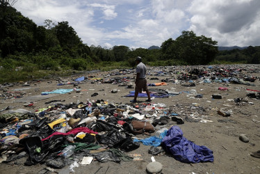 Foto / EFE / LA PATRIA  La Presidencia de Panamá informó a finales de agosto pasado que se acumulaban unas "9.000 toneladas de basura en la frontera" selvática con Colombia. 