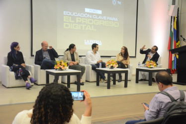 La viceministra de Transformación Digital, Sindey Bernal, recalcó la necesidad de potenciar las habilidades digitales de todos los colombianos en el foro Educación: Clave para el Progreso Digital, realizado en la mañana de ayer en el auditorio Mario Calderón Rivera, de la Universidad Autónoma de Manizales.