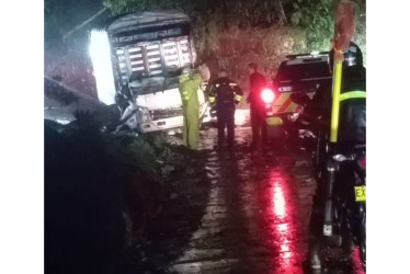 El accidente se registró sobre las 9:15 p.m. de este viernes en la vía Manzanares - Petaqueros, en el Oriente de Caldas.