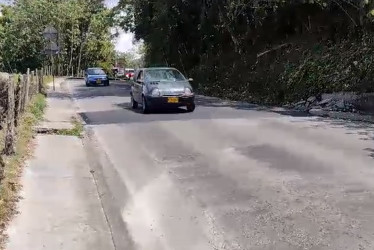 Este carro particular pasa por el resalto que está sin pintar en la vía a La Linda y que genera malestar entre conductores y habitantes del sector.