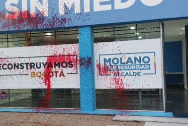 La sede de campaña del exministro de Defensa Diego Molano amaneció con pintura roja en toda su fachada.