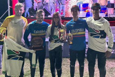 Parte de los medallistas colombianos en el Panamericano de DH (descenso en bicicleta) en Cuzco (Perú). En la mitad están Valentina Roa y Steven Ceballos.