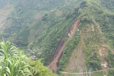 El deslizamiento de piedras y tierra tiene bloqueada la vía hacia Manzanares (Caldas).