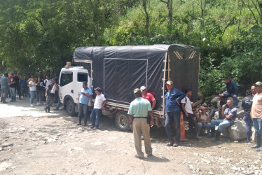 Habitantes de Marmato (Caldas) protestan contra la perforación que la multinacional Aris Mining tiene programada en la quebrada Aguas Claras.