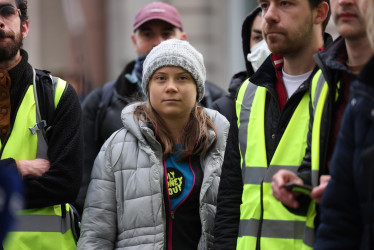 La activista climática sueca Greta Thunberg (centro) participa en una protesta en el centro de Londres, Gran Bretaña, este martes.