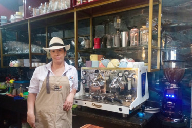 Jackeline Coello es barista de Café Madrigal. El establecimiento se adecuó con los elementos típicos de una casa cafetera. 