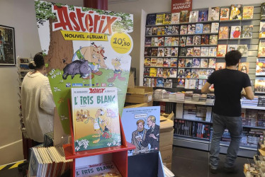 Ejemplares de 'El lirio blanco', el nuevo cómic de la saga Astérix, que ha salido a la venta este jueves en Francia, en el interior de una librería especializada de París, con motivo de su salida a la venta este jueves en las librerías de todo el mundo.