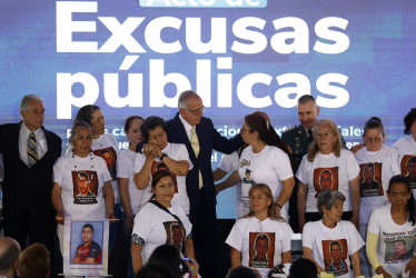 Iván Velásquez Gómez, ministro de Defensa de Colombia, participó hoy en un acto de excusas públicas ante madres de víctimas de falsos positivos, en la Plaza de Bolívar en Bogotá.