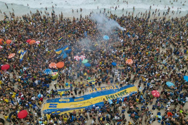 Fotografía aérea de aficionados de Boca Juniors mientras se reúnen para celebrar y cantar a favor de su equipo en la previa de la final de la Copa Libertadores ante Fluminense, ayer, en la playa de Copacabana, en Río de Janeiro (Brasil).