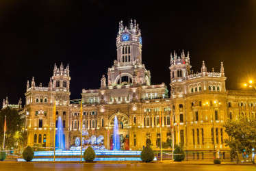 Edificio del correo de Madrid de noche