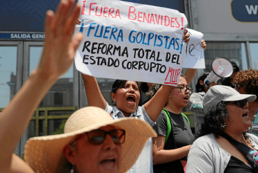 Un grupo de manifestantes protesta en contra de la fiscal de Perú, Patricia Benavides, en la sede de la Fiscalía.