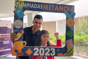 Sofía Hurtado Alzate, estudiante de la Escuela Nacional Auxiliares de Enfermería y campeona en las Olimpiadas Metanoia, junto a su hermano Juan Camilo Hurtado.