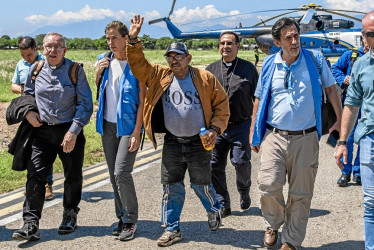 Luis Manuel Díaz Jiménez fue entregado a una comisión humanitaria de la Misión de la ONU en Colombia y de la Iglesia católica en las estribaciones de la serranía de Perijá, cerca de Barrancas (La Guajira). Fue trasladado en un helicóptero a Valledupar.