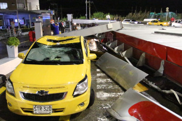 Este taxi terminó destruido por el techo de la estación de gasolina, ubicada sobre la Avenida Centenario de Manizales