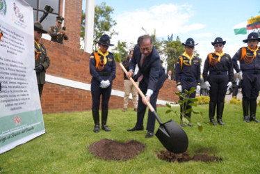 Desde la Escuela General Santander de la Policía, el presidente, Gustavo Petro, sembró un árbol en la celebración de los 132 años de la institución
