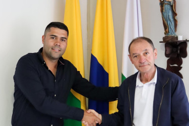 El alcalde electo de Aranzazu, Sebastián Merchán Zuluaga (izquierda), se reunió con el saliente mandatario del municipio, José Lisímaco Amador Cuestas. 