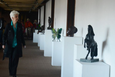 Beatriz Echeverri, artista caldense, en su exposición Mujeres, que se inaugura hoy a las 6:00 p.m. en el Fondo Cultural del Café.