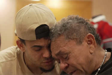 Luis Díaz abraza a su padre en libertad 