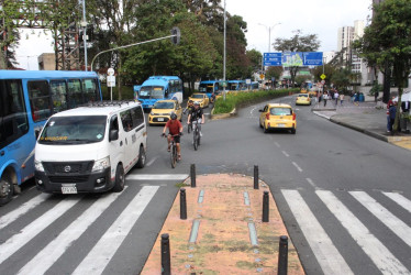 Taxis, buses, bicicletas, colectivos escolares y peatones primaron en la Avenida Santander.
