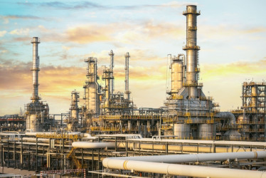  Con una capacidad de producción de 837 mil barriles diarios, la refinería Ruwais, ubicada en los Emiratos Árabes Unidos, es la más importante del Oriente Medio y la cuarta más importante del mundo.