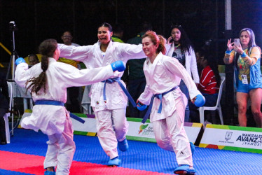 Las karatecas Shanee Torres, Laura Pescador y Sofía Cárdenas se desahogan luego de ganar el oro.