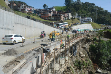 En un 65 % avanzan las obras del intercambiador vial de Los Cedros. La meta de la Secretaría de Obras Públicas es terminar el año con un 75 % de ejecución.