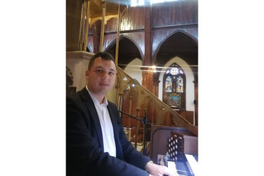 Juan Sebastián Palacio Zuluaga, organista de la Basílica de la Inmaculada Concepción. “Muchos encuentran alegría y consuelo en sus oraciones acompañadas de música del órgano para elevar sus oraciones con más fe y devoción”, dice. 
