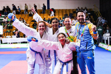 Equipo femenino de karate kumite Caldas con sus entrenadores. 