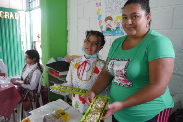 El colegio Eduardo Gómez Arrubla de Chinchiná reunió a padres de familia y a estudiantes en la tercera Feria del Emprendimiento. Mostraron gastronomía y lo que cosechan en la granja del colegio.