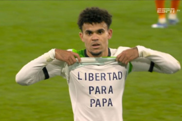 En su regreso a las canchas con el Liverpool, Luis Díaz marcó este domingo en el minuto 95 para darle el empate a su equipo ante Luton Town. En la celebración se levantó la camiseta para lucir el mensaje "Libertad para papá".