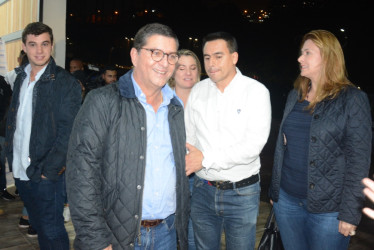 Luis Roberto Rivas obtuvo 188 mil 592 votos para la Gobernación de Caldas, 11 mil 822 menos que Henry Gutiérrez. En la foto aparece de segundo de izq. a der. en la celebración por la victoria de su fórmula a la Alcaldía de Manizales, Jorge Eduardo Rojas (3.º).