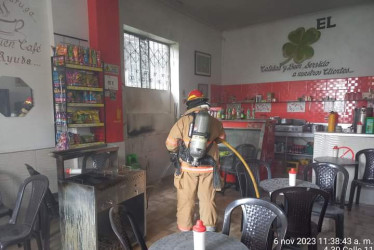 El fritador del establecimiento, llamado El Trébol, originó el fuego en la mañana de este lunes. El afectado fue trasladado al hospital del municipio.