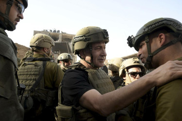 El primer ministro de Israel, Benjamín Netanyahu, entró junto a un grupo de militares a la Franja de Gaza, este domingo.