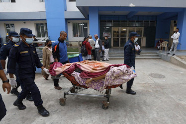 Es el sismo más mortífero registrado en el país del Himalaya desde el 2015, cuando murieron 9 mil personas.