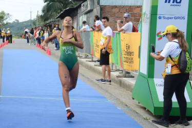  LA PATRIA  Salomé Pérez, de Chinchiná, se convirtió ayer en una sorpresa en el triatlón de los Juegos Deportivos Nacionales Eje Cafetero 2023. La quinceañera ganó plata en la modalidad del acuatlón, que incluye natación y atletismo.