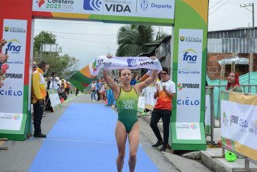 María Carolina Velásquez llegando a la meta en Chinchiná.