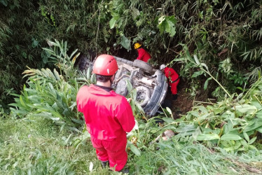 Vehículo rodó en la vía Pácora-Salamina: cuatro personas lesionadas 