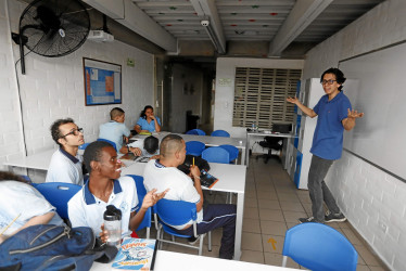 Fotos | EFE | LA PATRIA  Los jóvenes de la Fundación Universitaria Jeison Aristizábal tienen la oportunidad de aprender otro idioma con las clases de inglés.