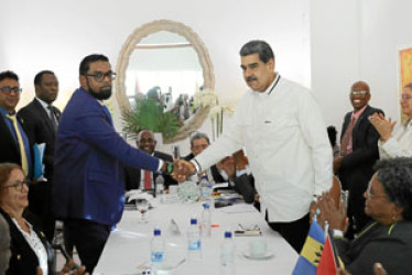 Foto | EFE | LA PATRIA  Los presidentes de Guyana, Irfaan Ali, y de Venezuela, Nicolás Maduro, abordaron ayer en San Vicente y las Granadinas la disputa que mantienen sus respectivos países por la Guayana Esequiba.