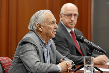 Ricardo Bonilla, ministro de Hacienda, acompaña a Leonardo Villar Gómez, gerente del emisor, en el anuncio de que la autoridad monetaria cierra el año bajando las tasas de interés.