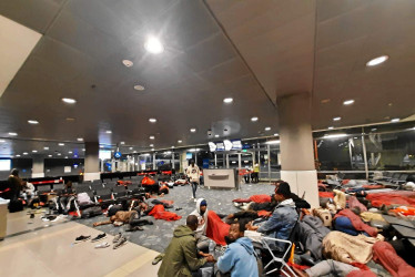 Los africanos hacen tránsito en el aeropuerto El Dorado de Bogotá, desde donde viajan a Centroamérica, principalmente a El Salvador, para seguir su camino a Estados Unidos.