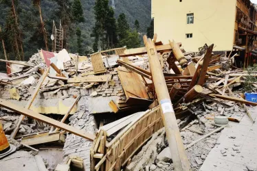Al menos 111 personas murieron y más de 200 resultaron heridas tras un terremoto de magnitud 6,2.